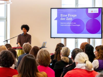 Joy Bogat vor dem Publikum