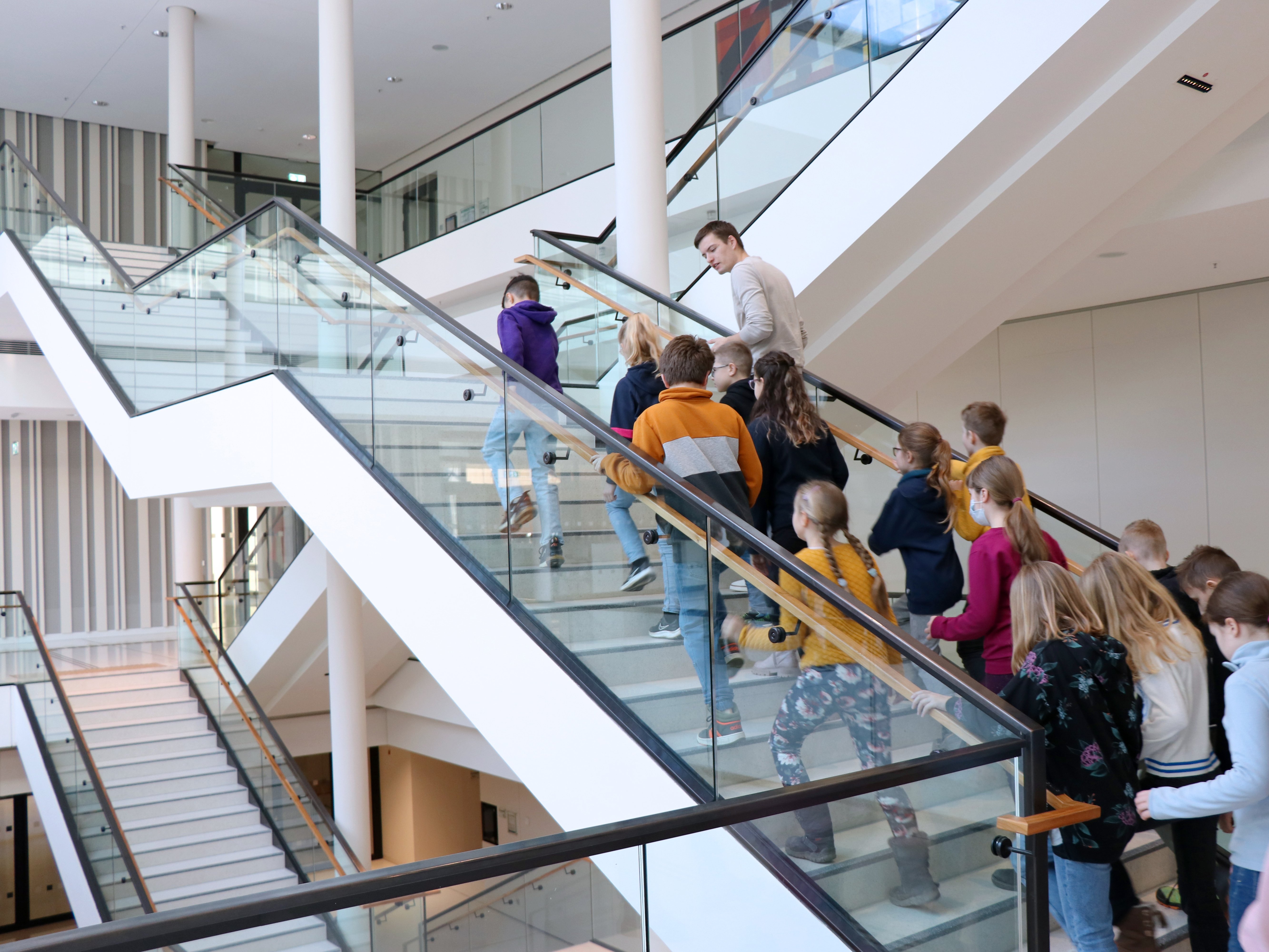 Kinder auf der Treppe in der Portikushalle