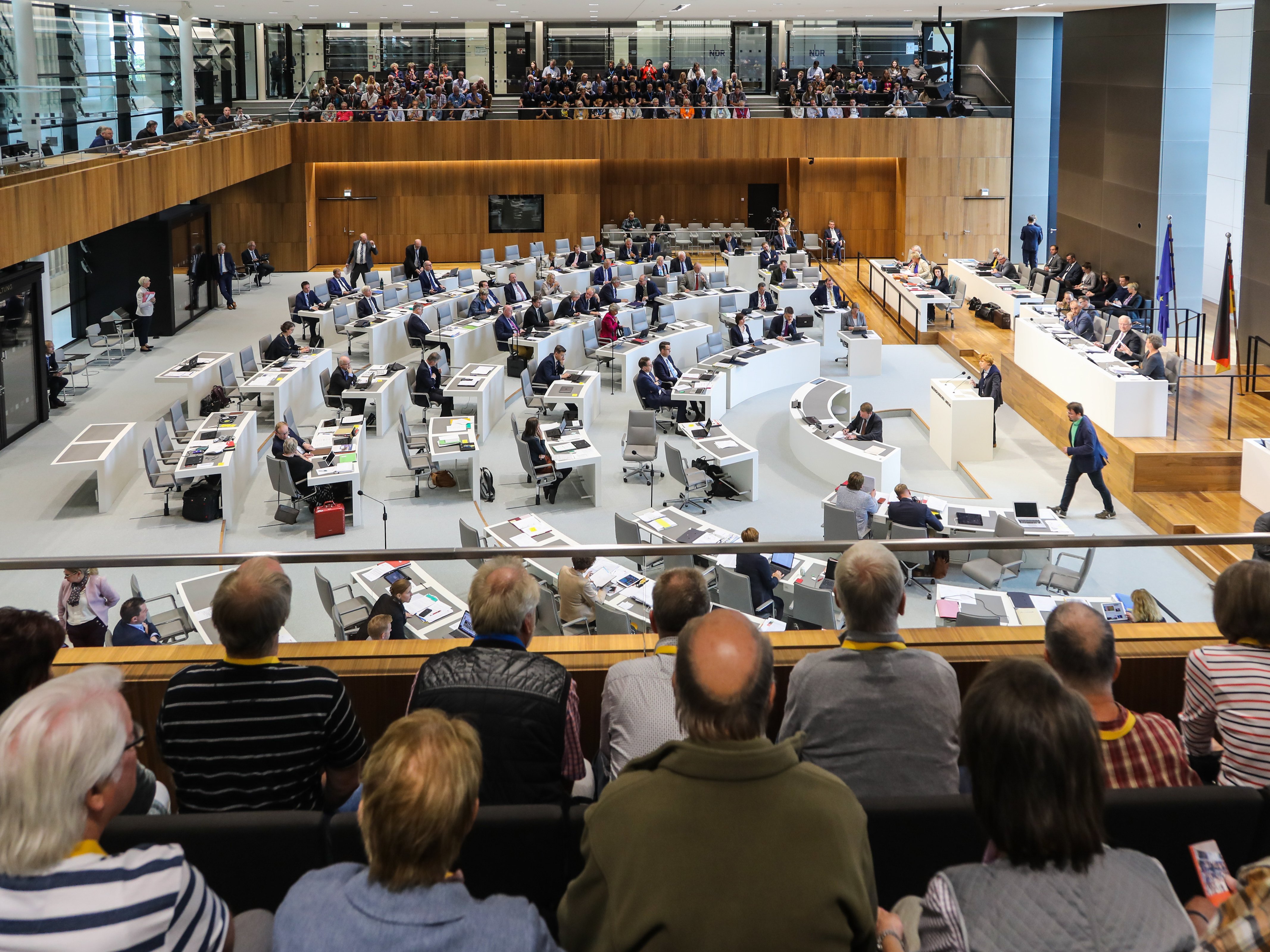 Besucherinnen und Besucher verfolgen von der Tribüne aus eine Plenarsitzung.