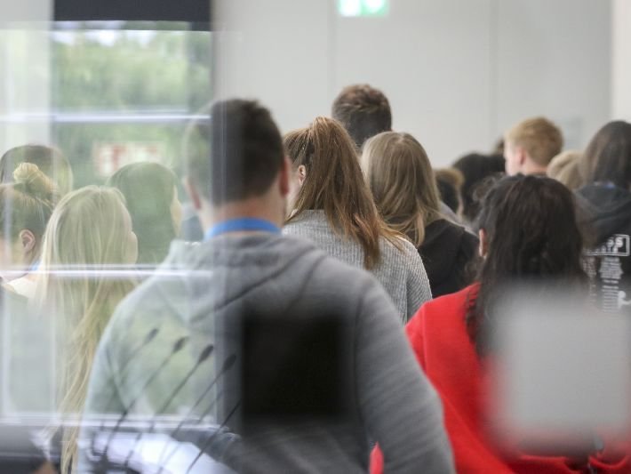Besucher, die während einer Führung durch die Eingangshalle gehen