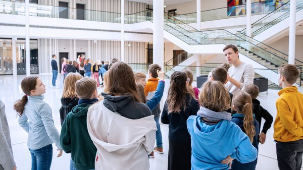 Kinder in der Portikushalle