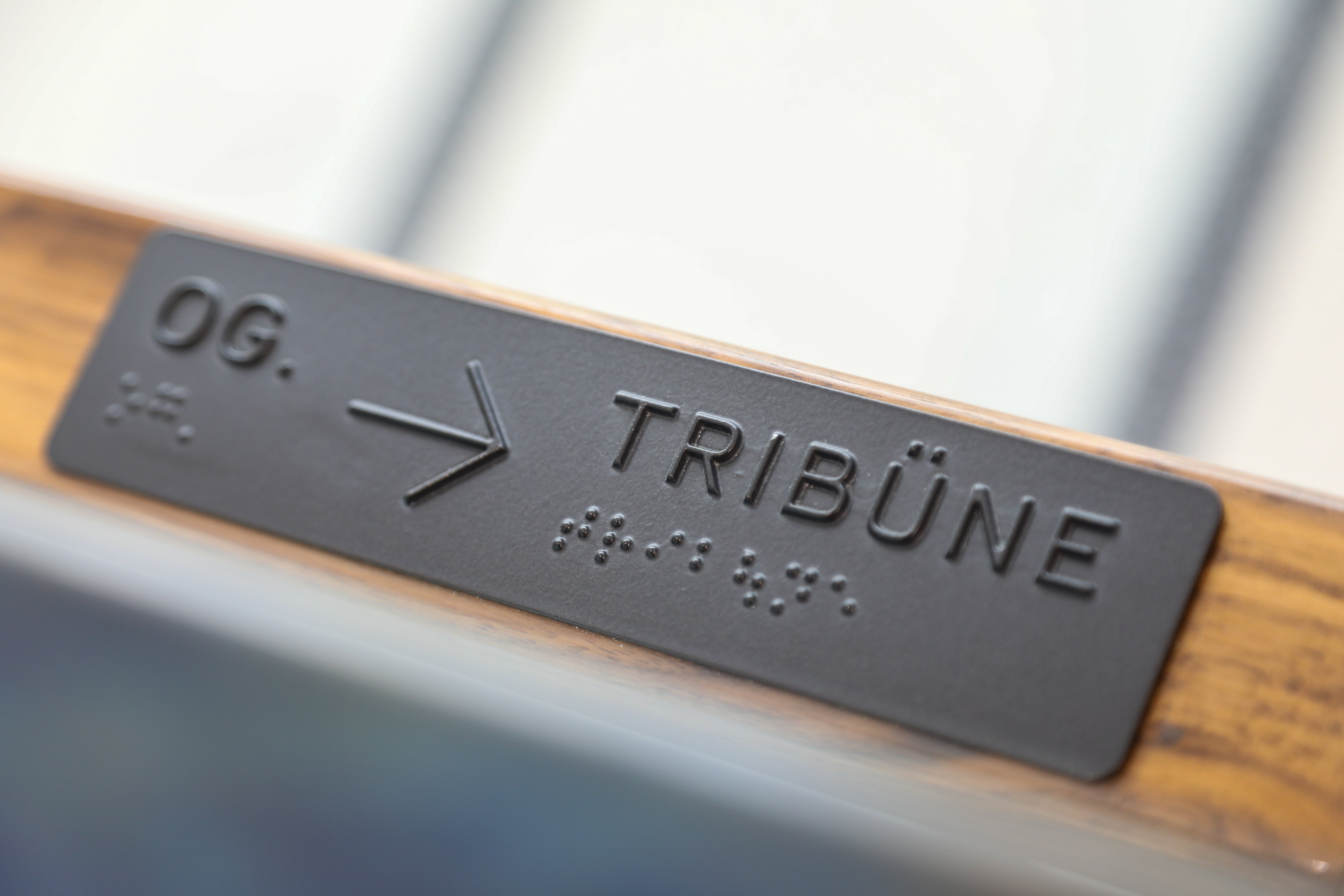 Beschriftung in Blindenschrift: Tribüne