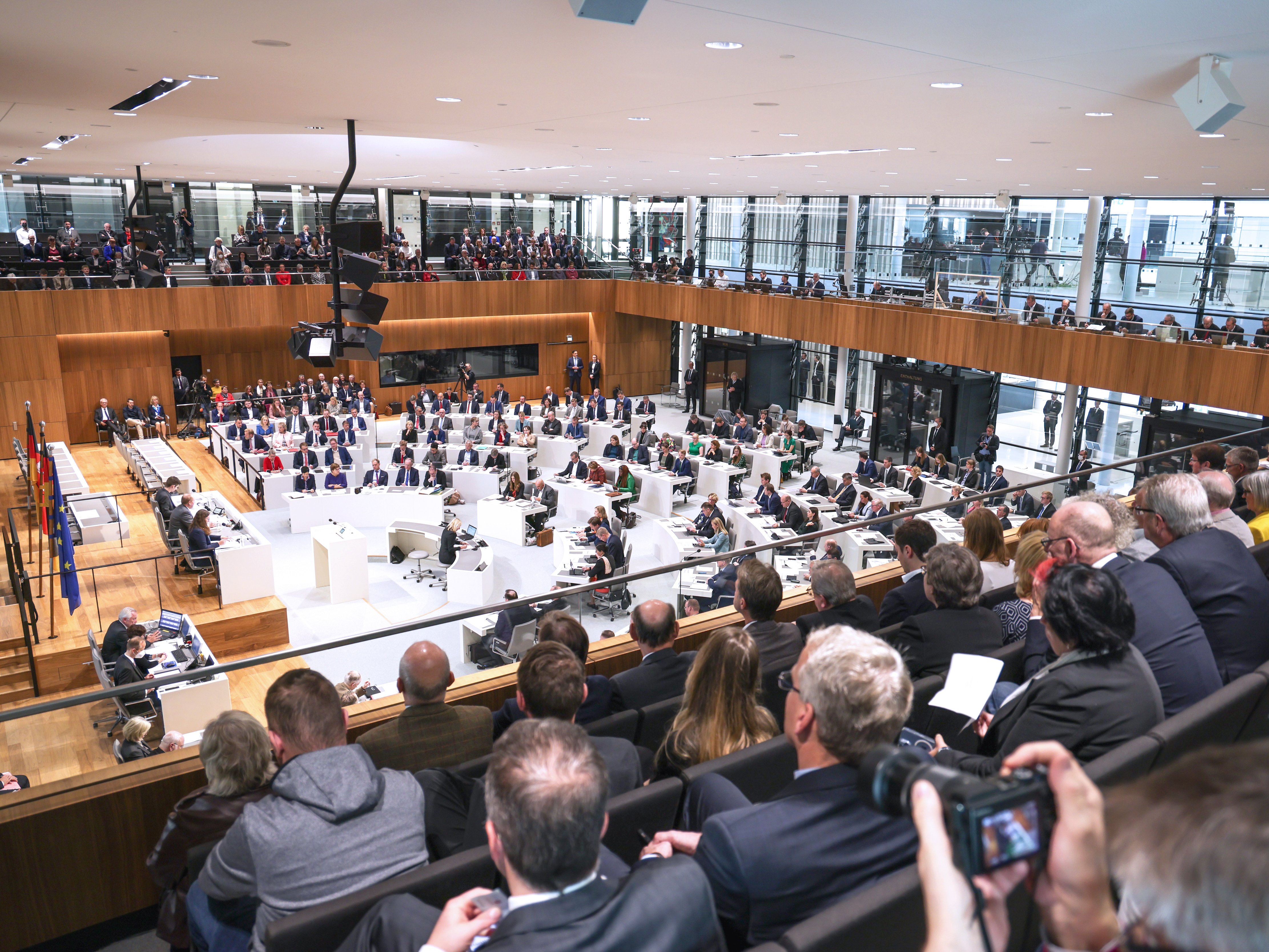 Voll besetzter Plenarsaal: Blick von der Tribüne