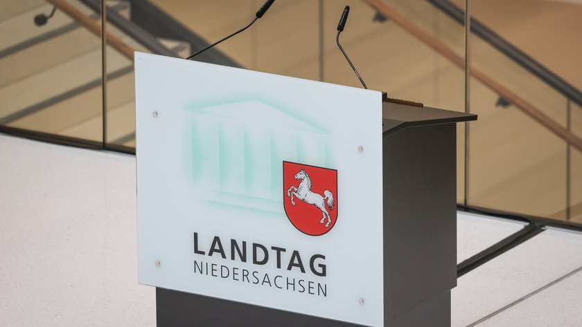 Redepult mit dem Landtagslogo.