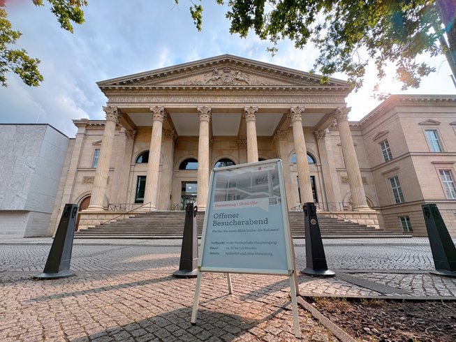 Ankündigungsplakat zum Besucherabend vor dem Landtag