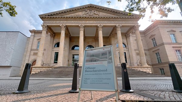 Ankündigungsplakat zum Besucherabend vor dem Landtag
